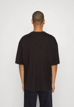 Redefined Rebel Derek Tee Plus - T-Shirt Print - Bristol Black 10 Redefined Rebel Derek Tee Plus - T-Shirt Print - Bristol Black -Redefined Rebel 0629f264e32b4c4981033f684267d2be