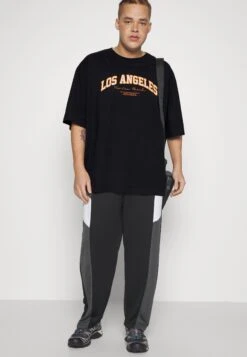 Redefined Rebel Sago Tee - T-Shirt Print - Black 14 Redefined Rebel Sago Tee - T-Shirt Print - Black -Redefined Rebel 2bca461a1343454980235ea14b93ddb0