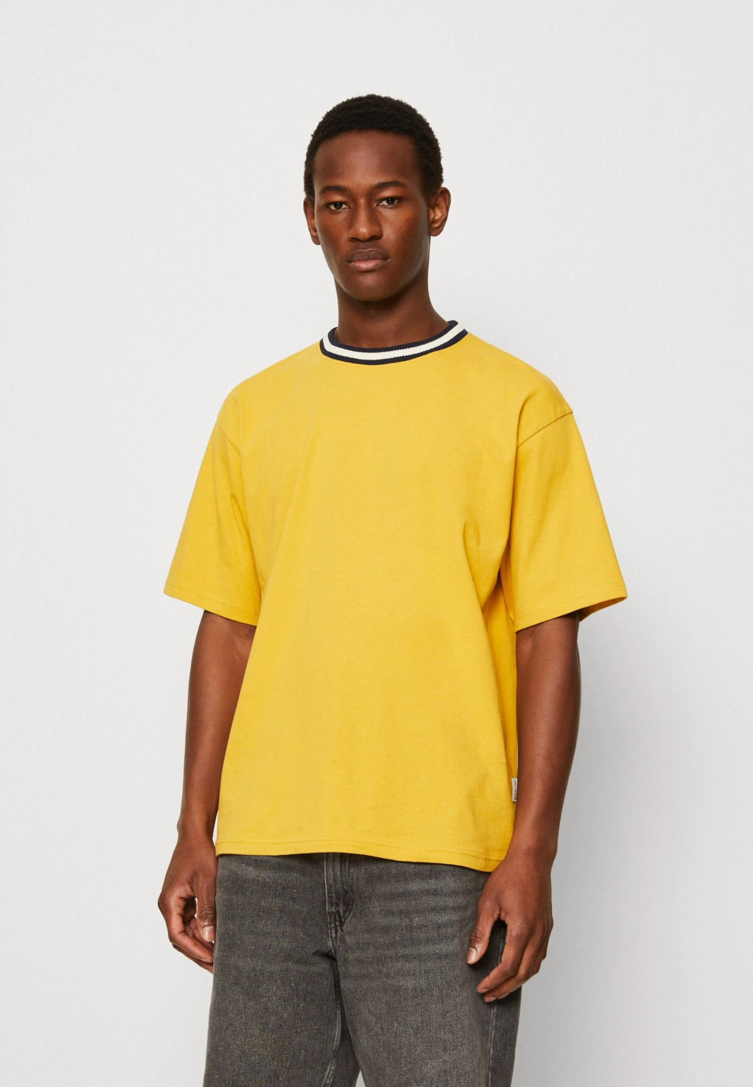 Redefined Rebel 221029 - T-Shirt Basic - Sauterne 3 Redefined Rebel 221029 - T-Shirt Basic - Sauterne