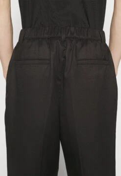 Redefined Rebel Thiago Pants - Broek - Black 11 Redefined Rebel Thiago Pants - Broek - Black -Redefined Rebel 41d93325cefe4b52abc46e1475a77f4c