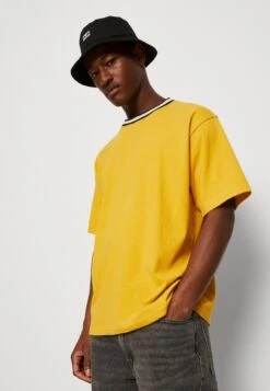 Redefined Rebel 221029 - T-Shirt Basic - Sauterne 11 Redefined Rebel 221029 - T-Shirt Basic - Sauterne -Redefined Rebel 5547bd98e5424cfd97d7ee182c16574e