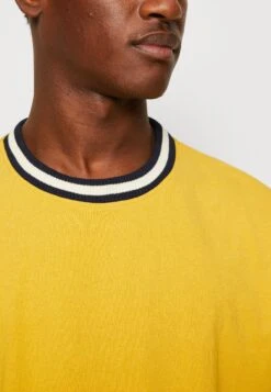 Redefined Rebel 221029 - T-Shirt Basic - Sauterne 13 Redefined Rebel 221029 - T-Shirt Basic - Sauterne -Redefined Rebel 74224b13be3b456abbc89d87c50b03c5