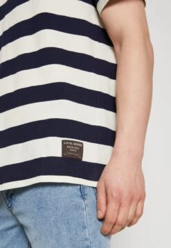 Redefined Rebel Julio Tee - T-Shirt Print - Navy 13 Redefined Rebel Julio Tee - T-Shirt Print - Navy -Redefined Rebel 7fddd5de8dbe43d8be2db25deee78189