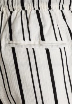 Redefined Rebel Rrhoward- Shorts - Pristine -Redefined Rebel 94ae177bb0f74bb3a7009a6c2d13e7af