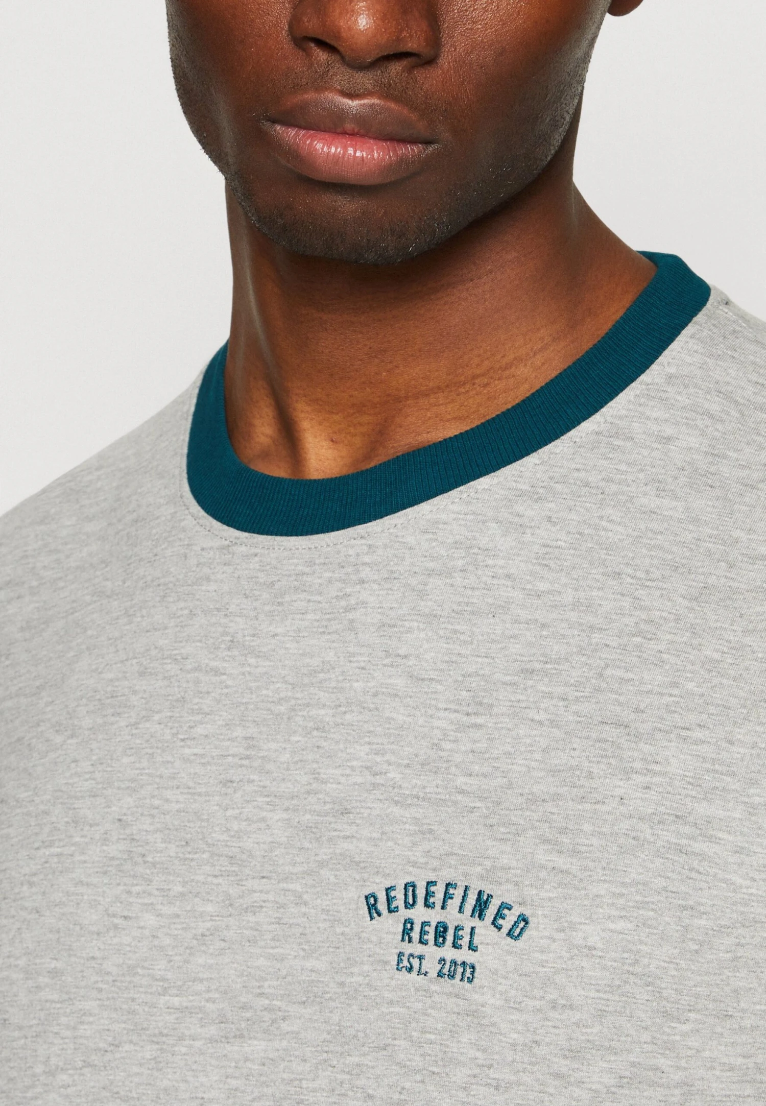 Redefined Rebel Garry Tee - T-Shirt Print - Light Grey Melange 8 Redefined Rebel Garry Tee - T-Shirt Print - Light Grey Melange - Afbeelding 6