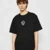 Redefined Rebel Alex Tee - T-Shirt Print - Black 2 Redefined Rebel Alex Tee - T-Shirt Print - Black -Redefined Rebel a41f440623bb4c3cb181d7ecf560deb4