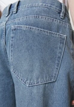 Redefined Rebel Manchester- Straight Leg Jeans - Light Blue -Redefined Rebel acd1a51435134e688ef8e1e874f85b63