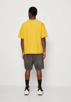 Redefined Rebel 221029 - T-Shirt Basic - Sauterne 10 Redefined Rebel 221029 - T-Shirt Basic - Sauterne -Redefined Rebel b5ccbe68f3e545d7834687bff6fb3630