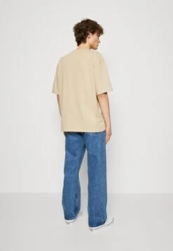 Redefined Rebel Alex Tee - T-Shirt Print - Sandshell 10 Redefined Rebel Alex Tee - T-Shirt Print - Sandshell -Redefined Rebel b8c66d5070d54a44b70c9baef82680aa