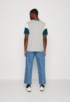 Redefined Rebel Garry Tee - T-Shirt Print - Light Grey Melange 10 Redefined Rebel Garry Tee - T-Shirt Print - Light Grey Melange -Redefined Rebel d5dac0fcdcb14b24b8877cd1e36ea932