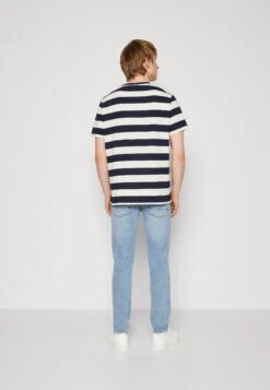 Redefined Rebel Julio Tee - T-Shirt Print - Navy 10 Redefined Rebel Julio Tee - T-Shirt Print - Navy -Redefined Rebel e258091f832741fb8d7806e504596fe4