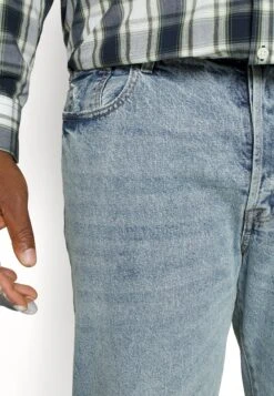 Redefined Rebel Rome Plus Size - Straight Leg Jeans - Zanzibar Denim 11 Redefined Rebel Rome Plus Size - Straight Leg Jeans - Zanzibar Denim -Redefined Rebel efafefe7121146fbaf063a68b6cf8591